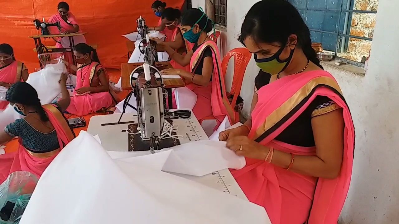 women making ppe kit in khandwa