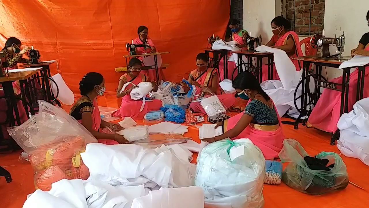 women making ppe kit in khandwa