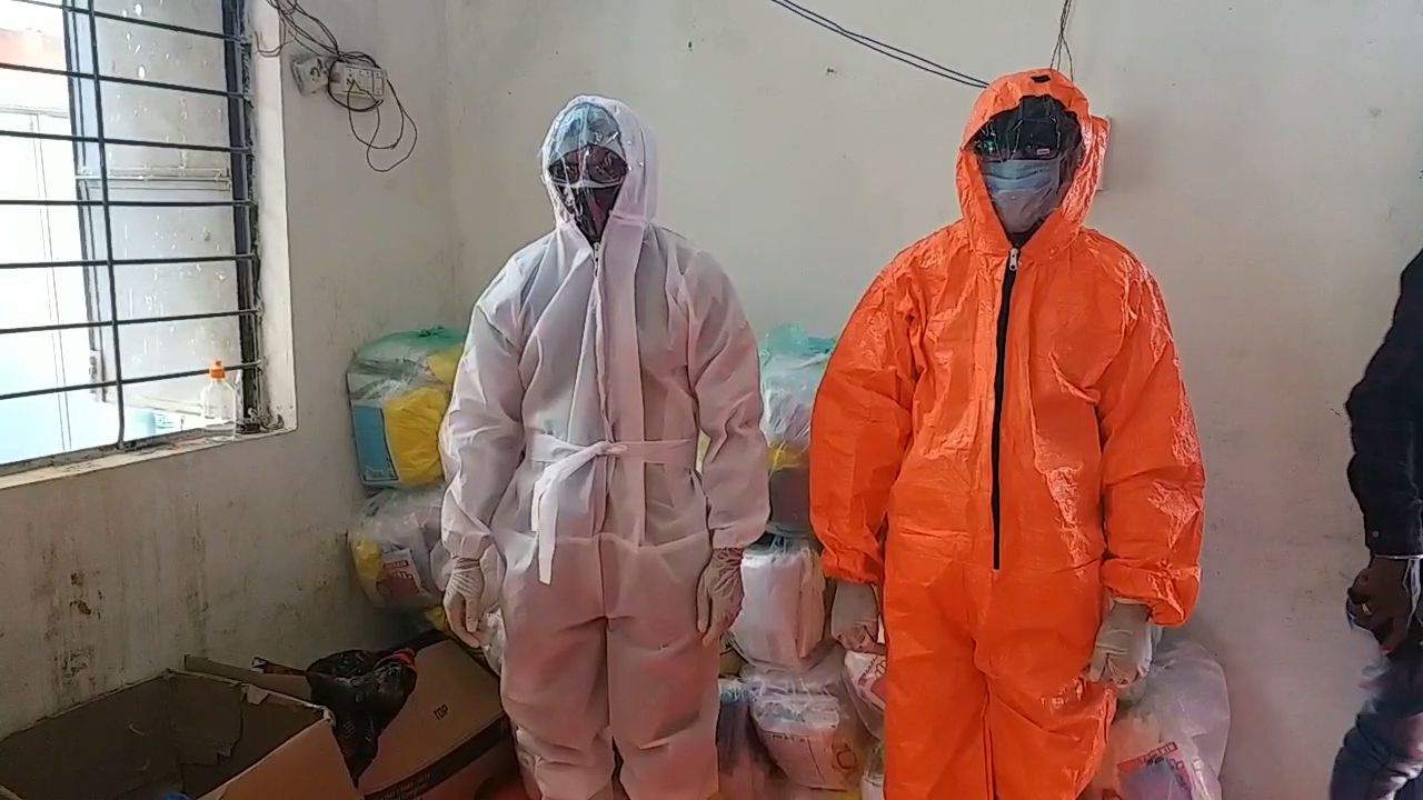 women making ppe kit in khandwa