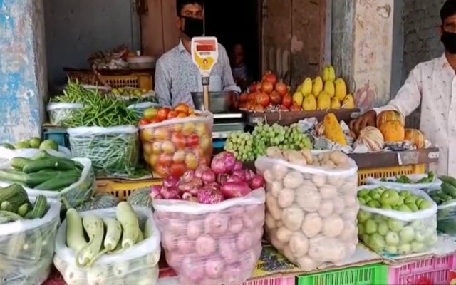 सब्जी-ठेले वाले बांट रहे राशन, Vegetable sellers are distributing ration