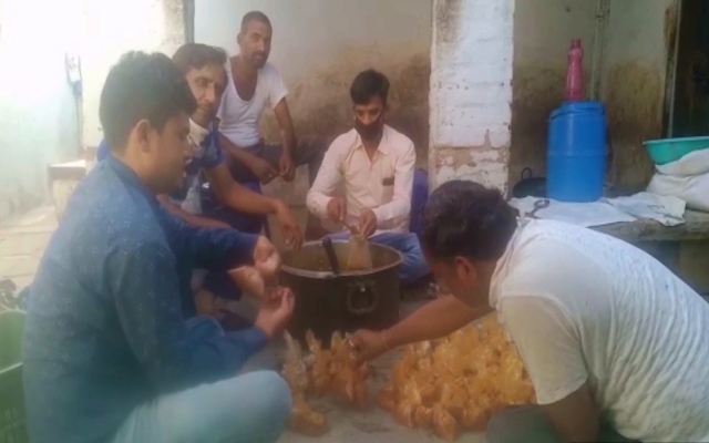 सब्जी-ठेले वाले बांट रहे राशन, Vegetable sellers are distributing ration