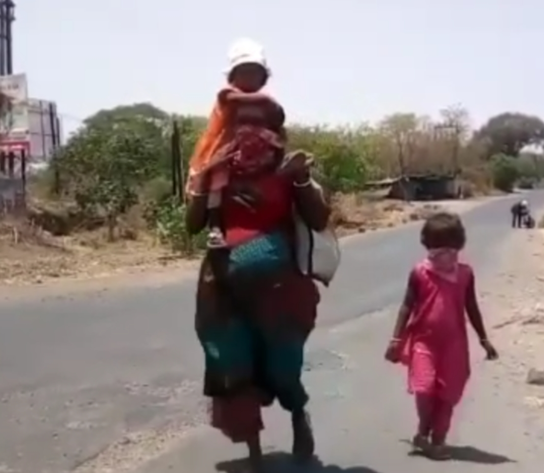 due to financial crises a labour family reached burhanpur from vadodara of gujrat  by walk