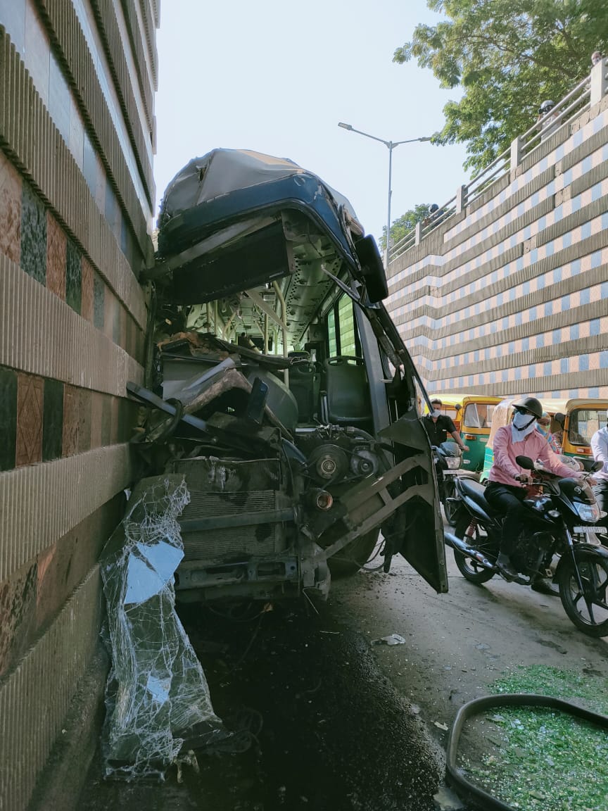 bus crashes into Akhbarnagar bridge