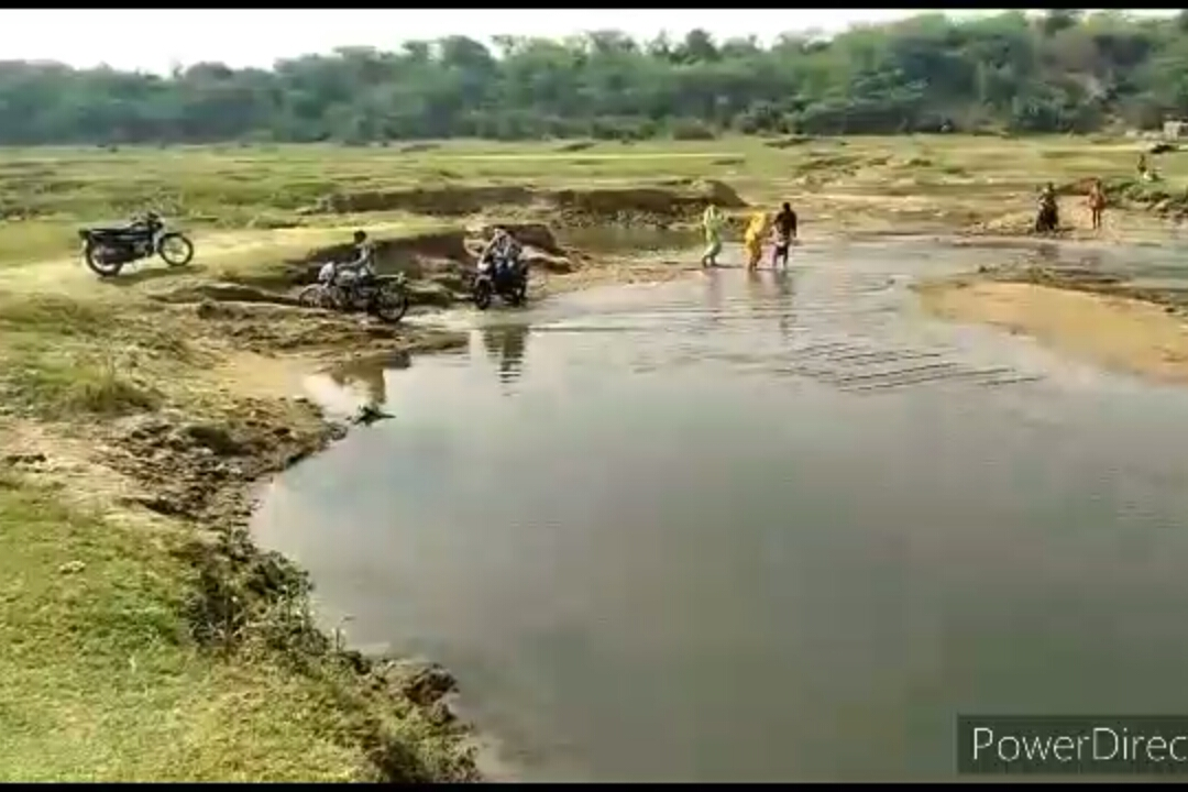 Despite the border seal of the districts, people secretly traveling through the Indus river