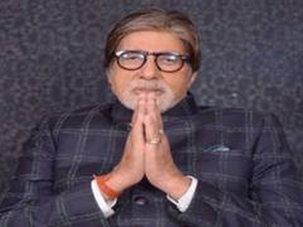 amitabh bachchan distributes food packets