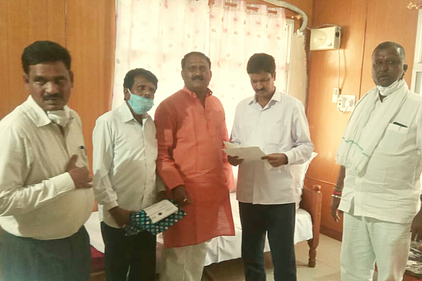 memorandum submit to irrigation minister ramesh jarkiholi