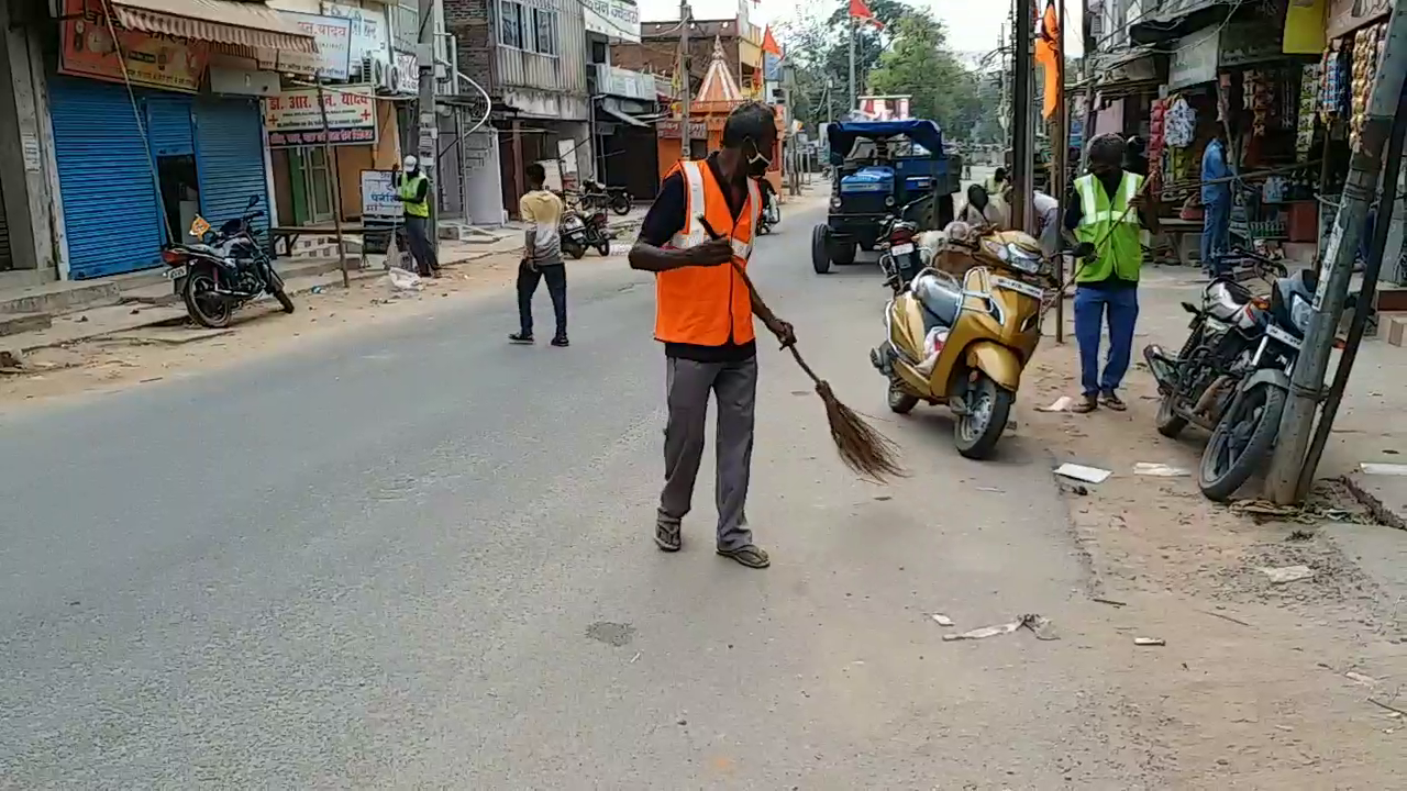 Gumla Municipal Council, security of sweepers, Gumla Municipal Corporation, fear of corona on sweepers, jharkhand lockdown, गुमला नगर परिषद, सफाईकर्मियों की सुरक्षा, गुमला नगर निगम, सफाईकर्मियों पर कोरोना का डर