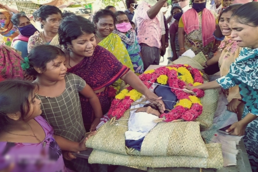 a girl conduct funeral rites to her father in guntur