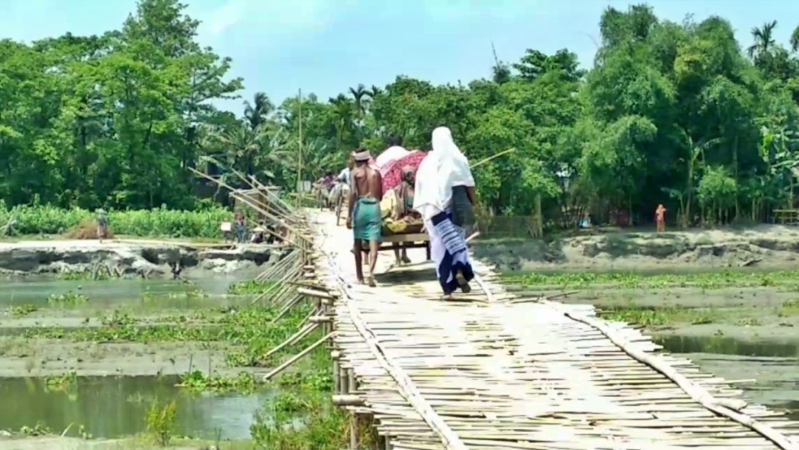 পুব বিলাসীপাৰা বিধান সভা সমষ্টিৰ বাট-পথহীন এখন গাঁও ।