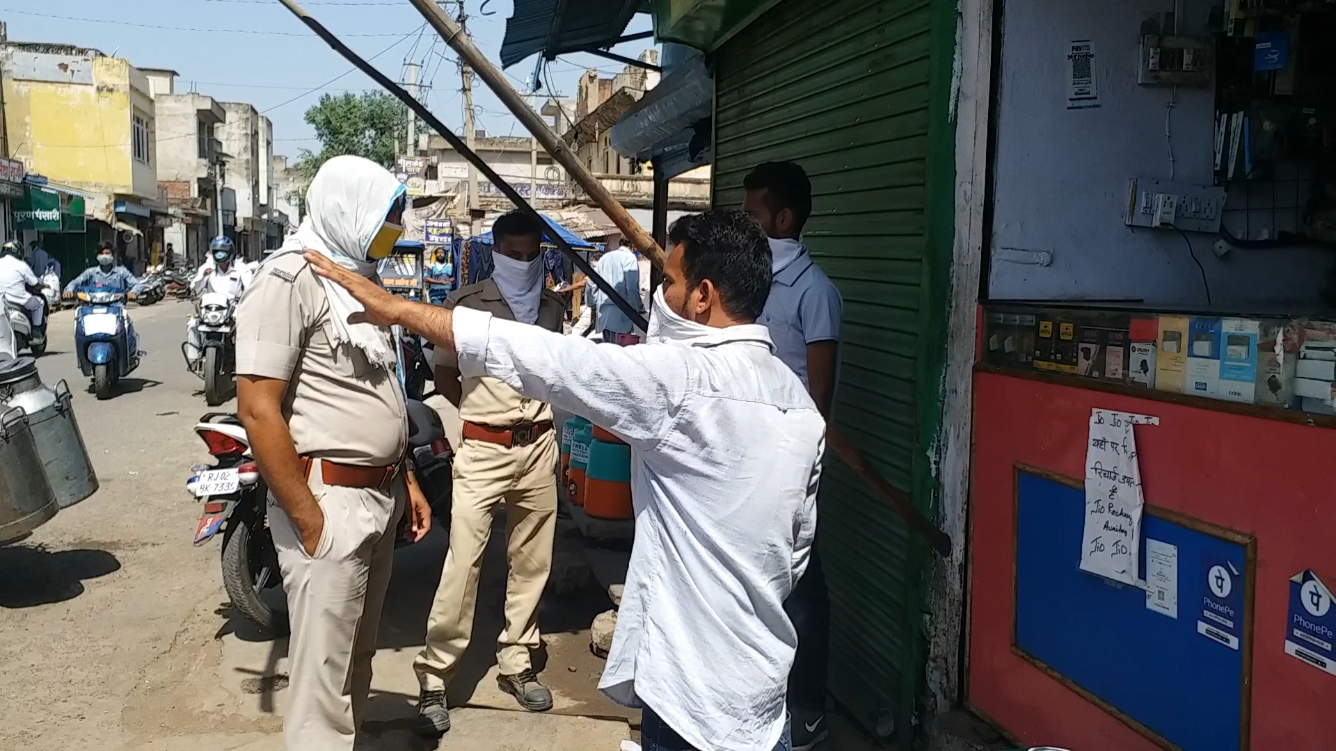 दुकान पर हमला, attack on shop