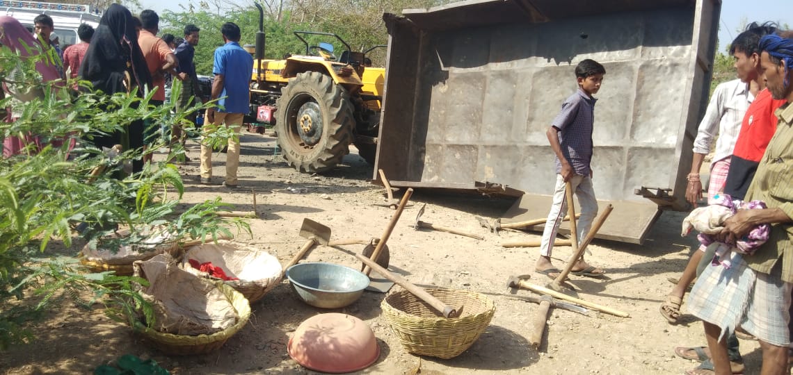 23 workers injured after tractor trolley overturn in Alirajpur