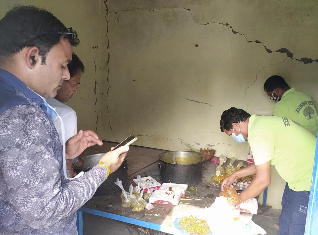 Pandaria youth feeding food to migrant laborers traveling on lockdown in kawardha