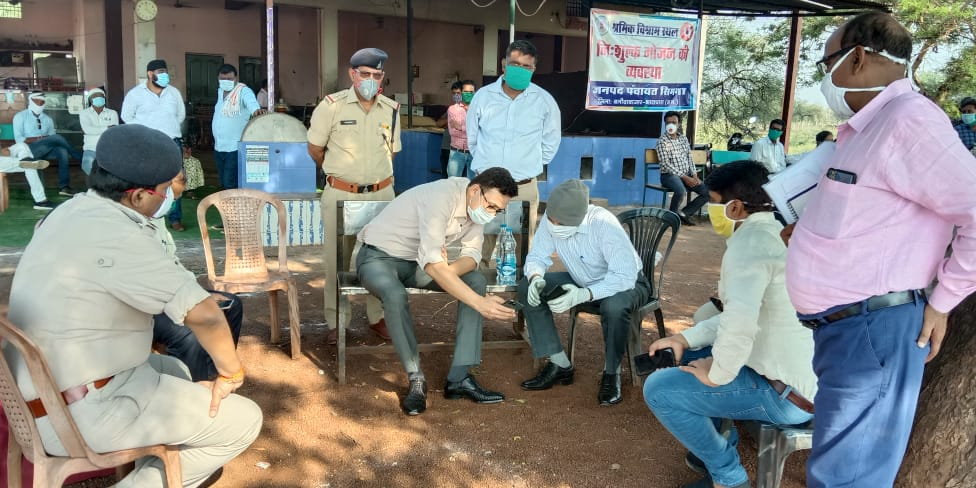 raipur-commissioner-and-ig-visited-simga-to-see-the-arrangements-for-labours