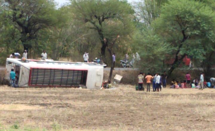 Four injured in bus overturning in Narsinghpur