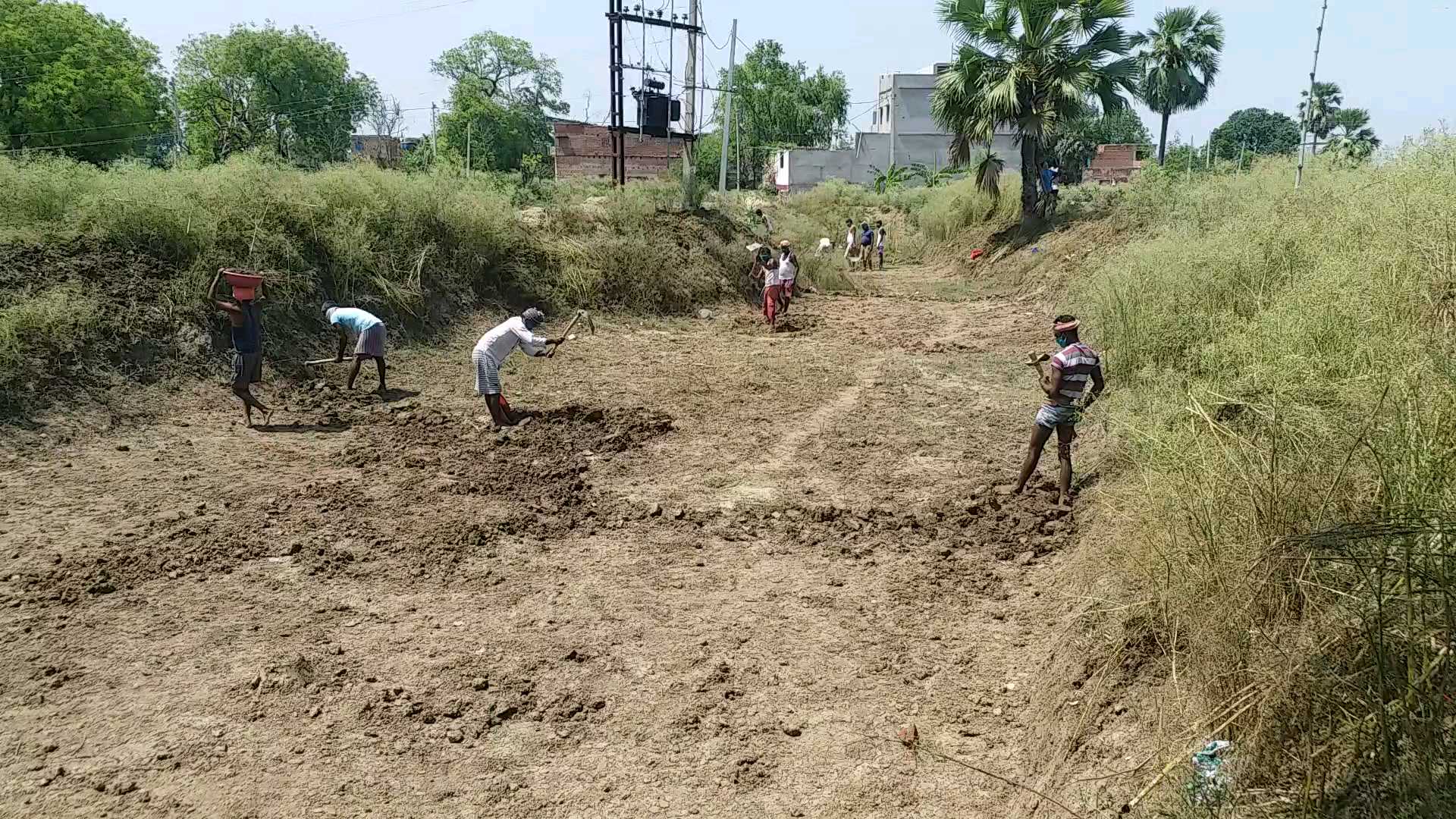 मनरेगा में काम कर रहे मजदूर