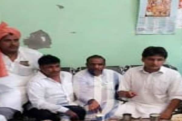 viral photos of bhupendra thekedar with minister in sonipat liquor scam