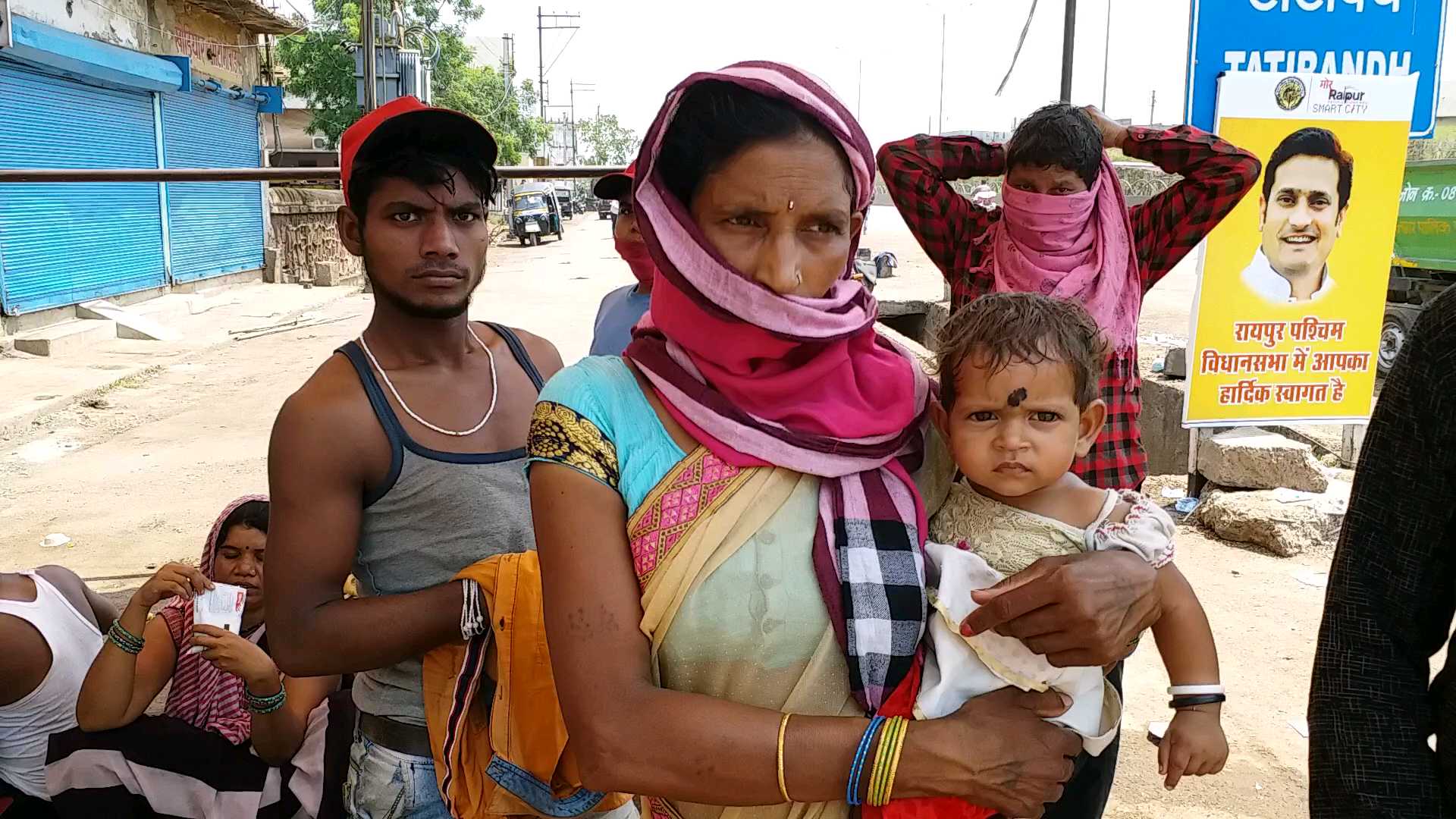 every-day-4-thousand-migrant-laborers-arriving-in-tatibandh-chowk-of-raipur