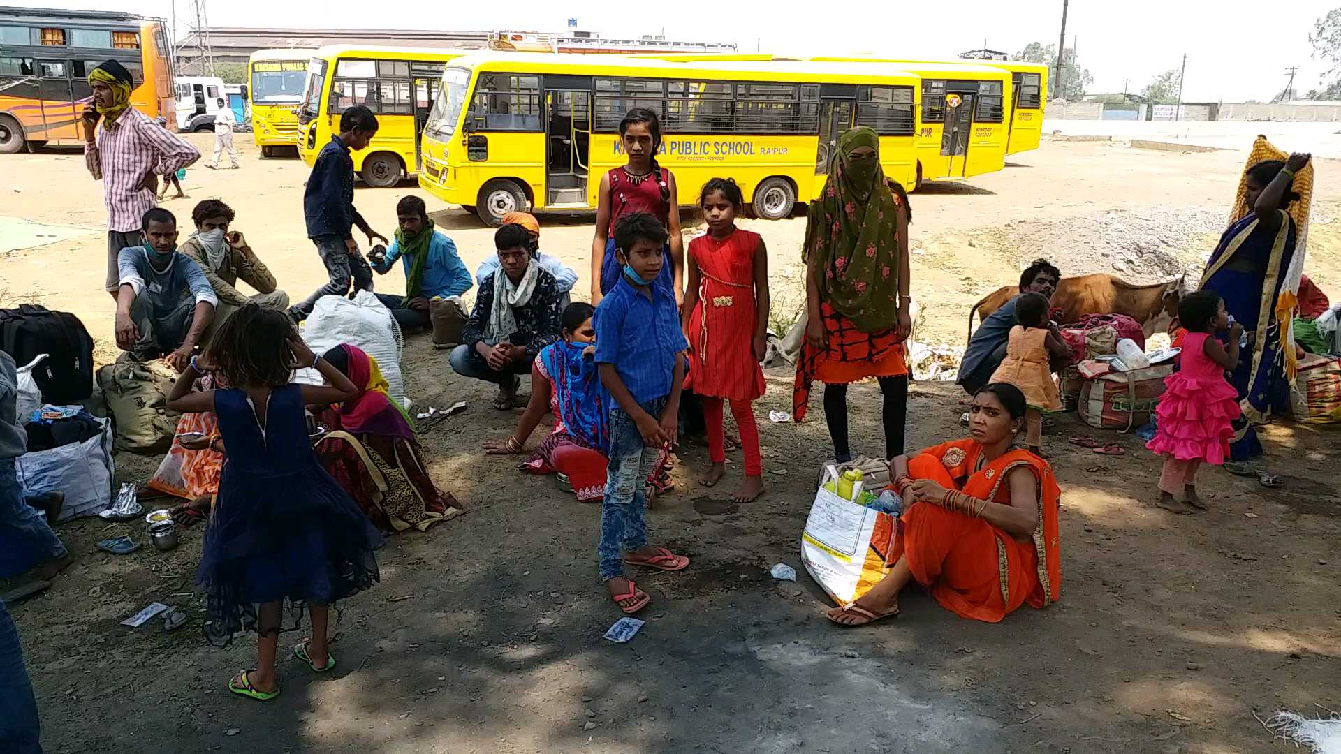 every-day-4-thousand-migrant-laborers-arriving-in-tatibandh-chowk-of-raipur