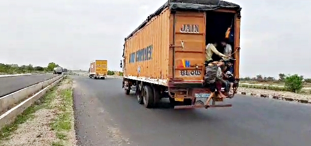 ट्रक से मजदूरों का पलायन,  migration in truck, Bhilwara News