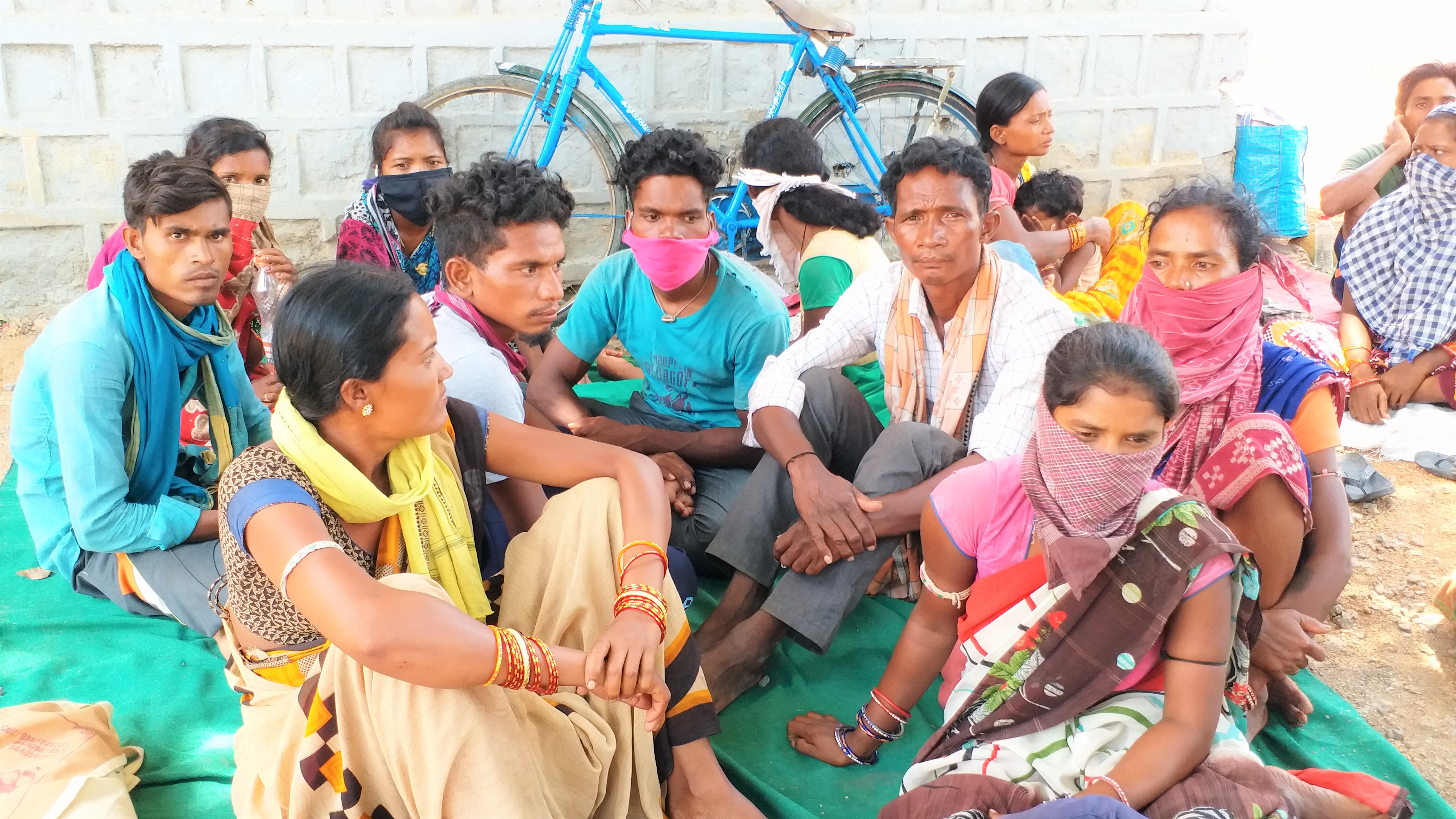 odisha-migrants-problems-for-going-to-own-places-in-mahabubnagar