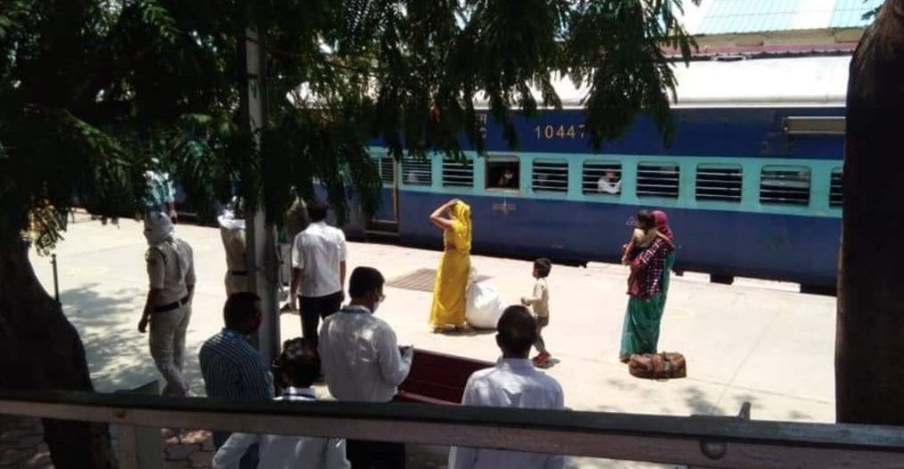 More than 300 laborers reached Bina by special train