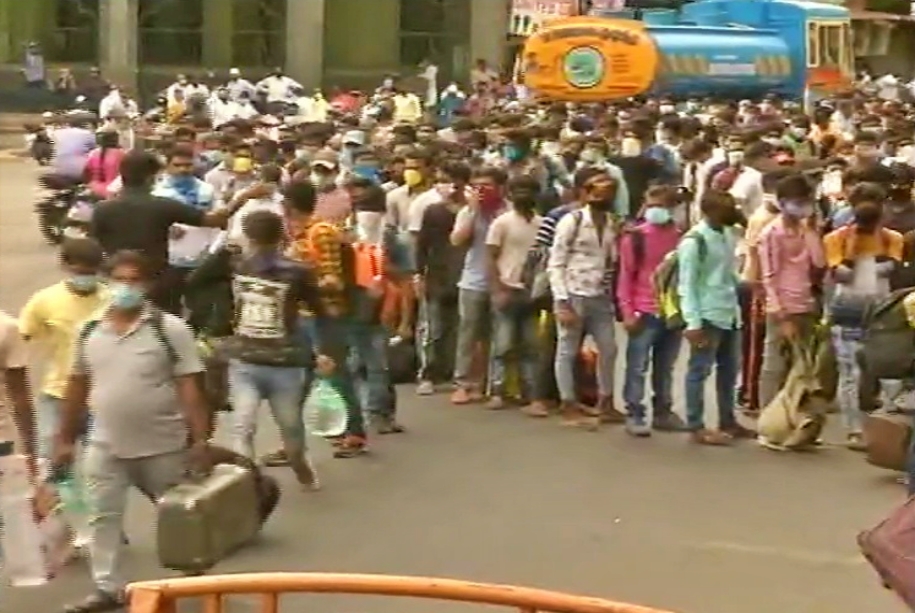 Several migrant workers gathered near bus station in Chennai to catch special trains