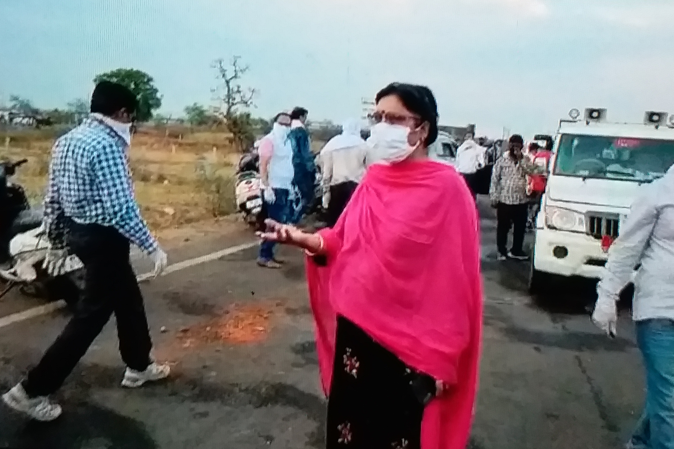 Tehsildar erupted over food distribution program on highway road in vidisha