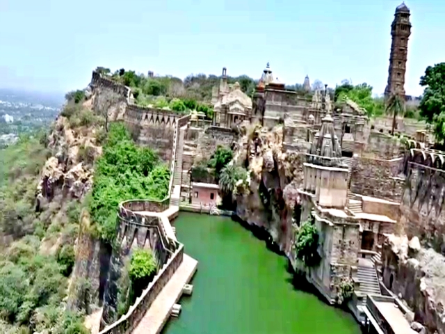 chittorgarh news  gowmukh of chittor fort  world famous chittor  fort historical places  water falling from gomukh