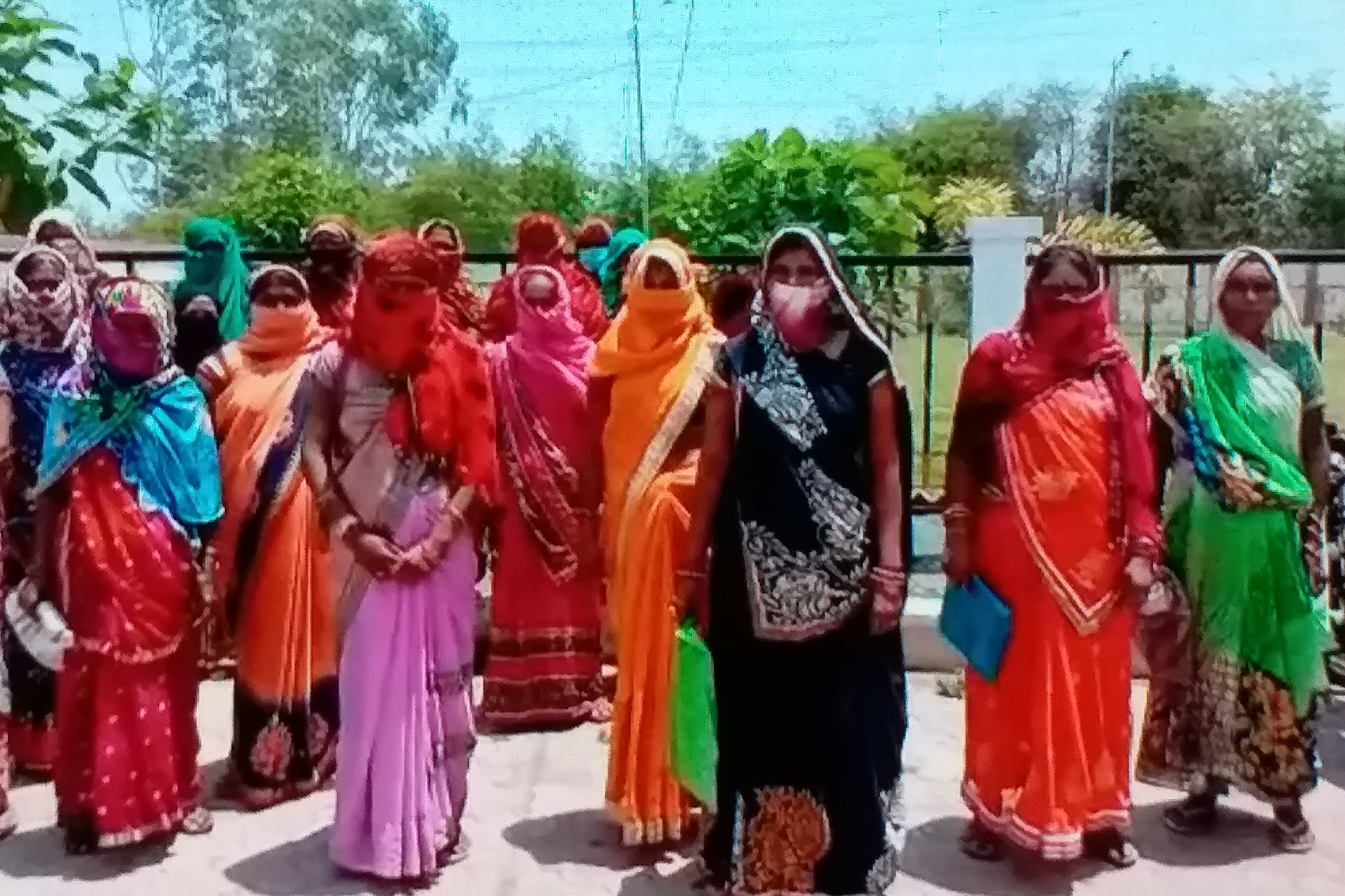 Requesting help from district administration to forgive installment of poor women of Vidisha