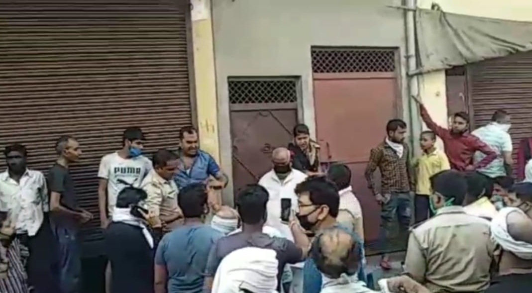 people fight with police due to refused to open shops muradnagar ghaziabad