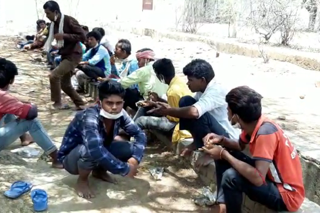 District administration provided food to 29 laborers returned from Gujarat to sheopur