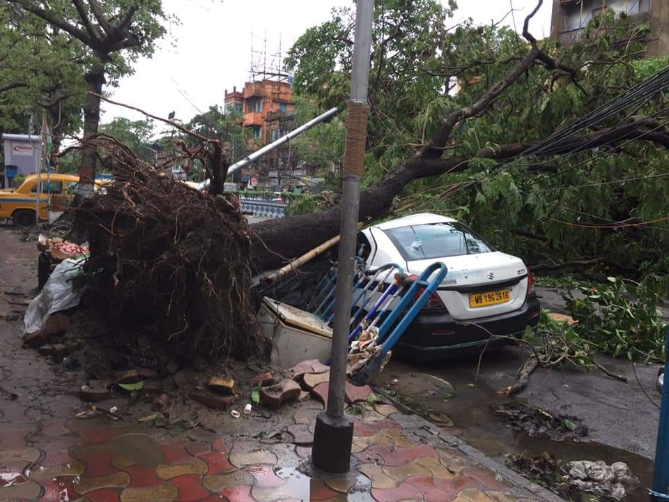 भवानीपुर में चक्रवात अम्फान ने तबाही मचाई