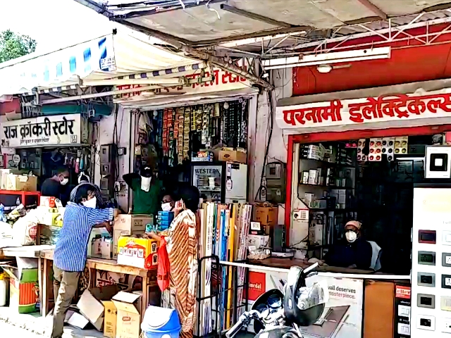 open shops in jaipur  shops open in lockdown  government guidelines in lockdown  shop guidelines  etv bharat ground report  लॉकडाउन में ग्राउंड रिपोर्ट