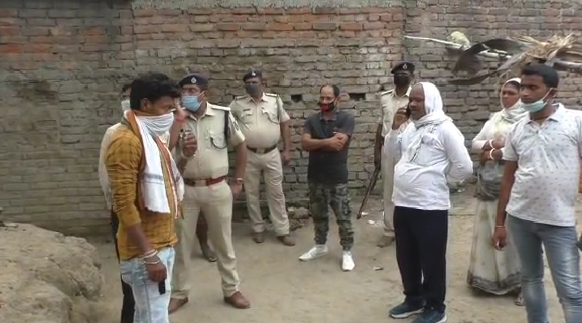 जांच के लिए पहुंची पुलिस