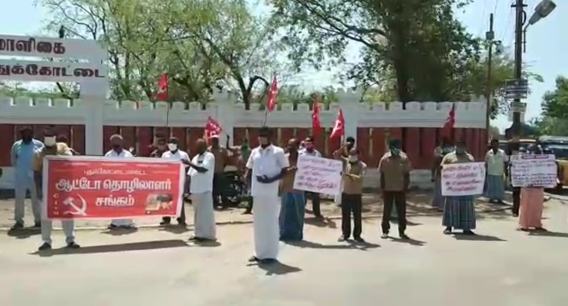 ஆட்டோ ஓட்டுநர் போராட்டம்  15 thousand rupees corona relief  auto drivers corona relief  auto drivers protest  auto drivers protest for corona relief  சேலம் மாவட்டச் செய்திகள்  புதுக்கோட்டை