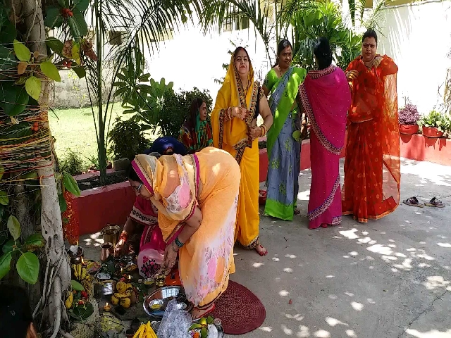 Women worshiping Vat vriksh