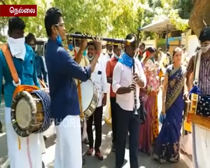 ஆட்சியர் அலுவலகத்திற்கு மனு அளிக்க வந்த கிராமிய பெண் கலைஞர்கள்