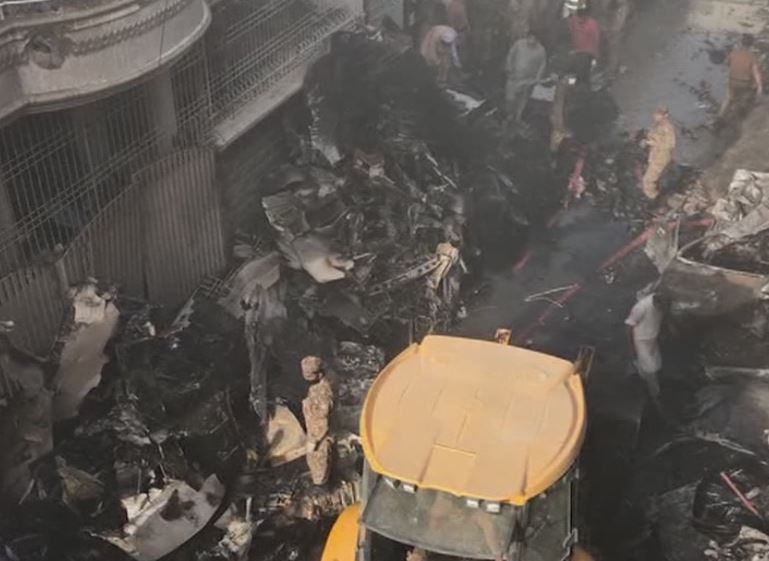 45 dead as Pakistan plane with 107 on board crashes in residential area in Karachi