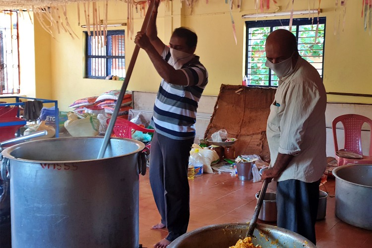 Bhatkal police prepared and served food to Corona warriors