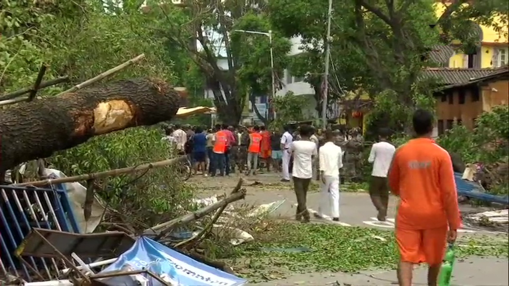 Cyclone Amphan: Army lends their hand to clear out uprooted trees