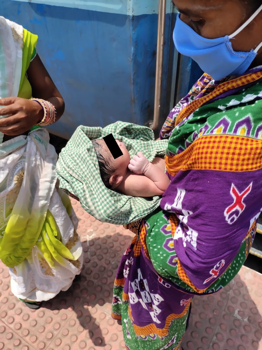 baby-girl-born-on-the-labour-train-at-balangir