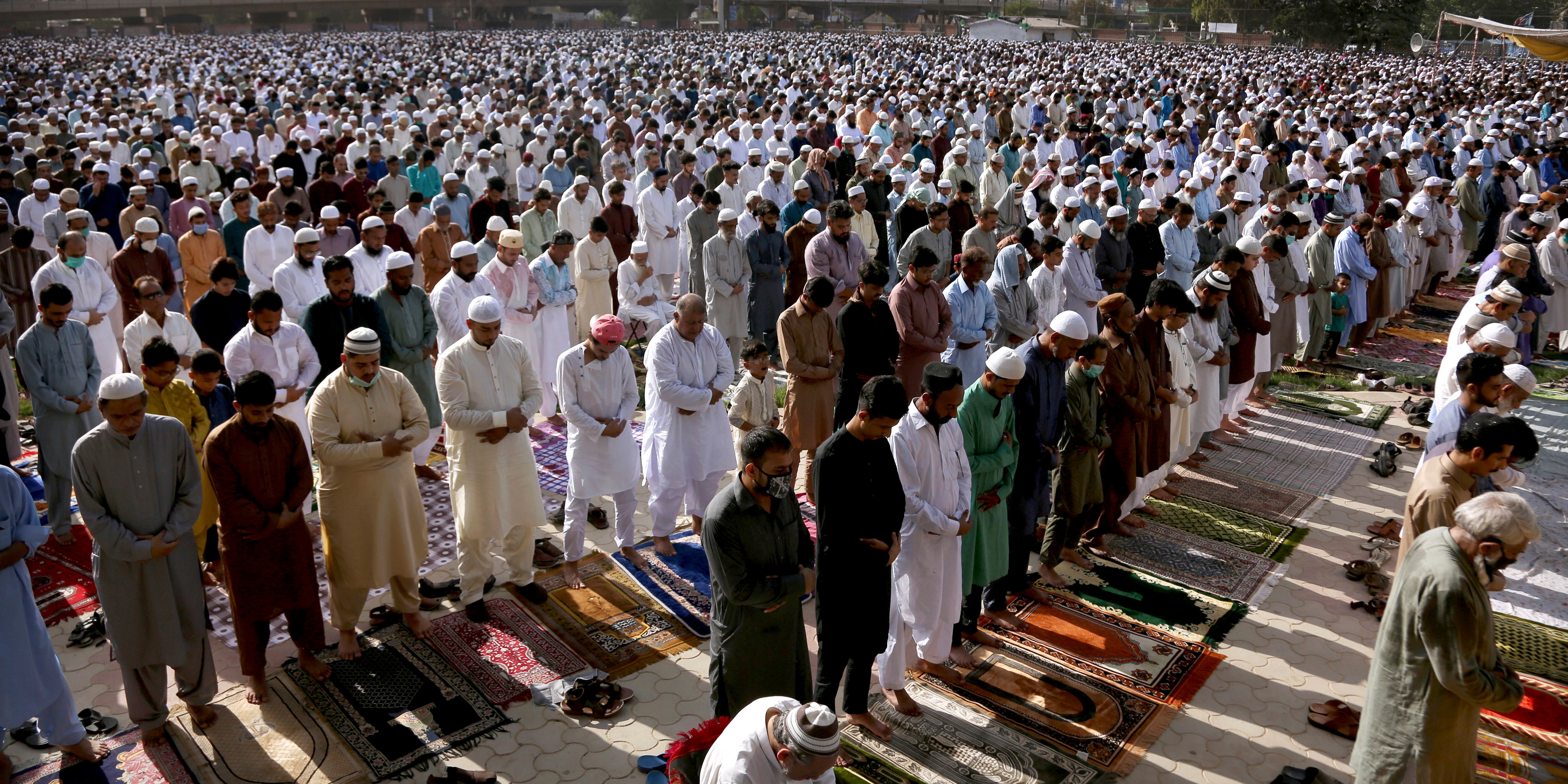 No social distancing at Eid prayers in Karachi