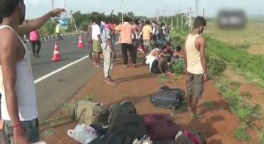 private bus overturns, 10 migrant labors injured news