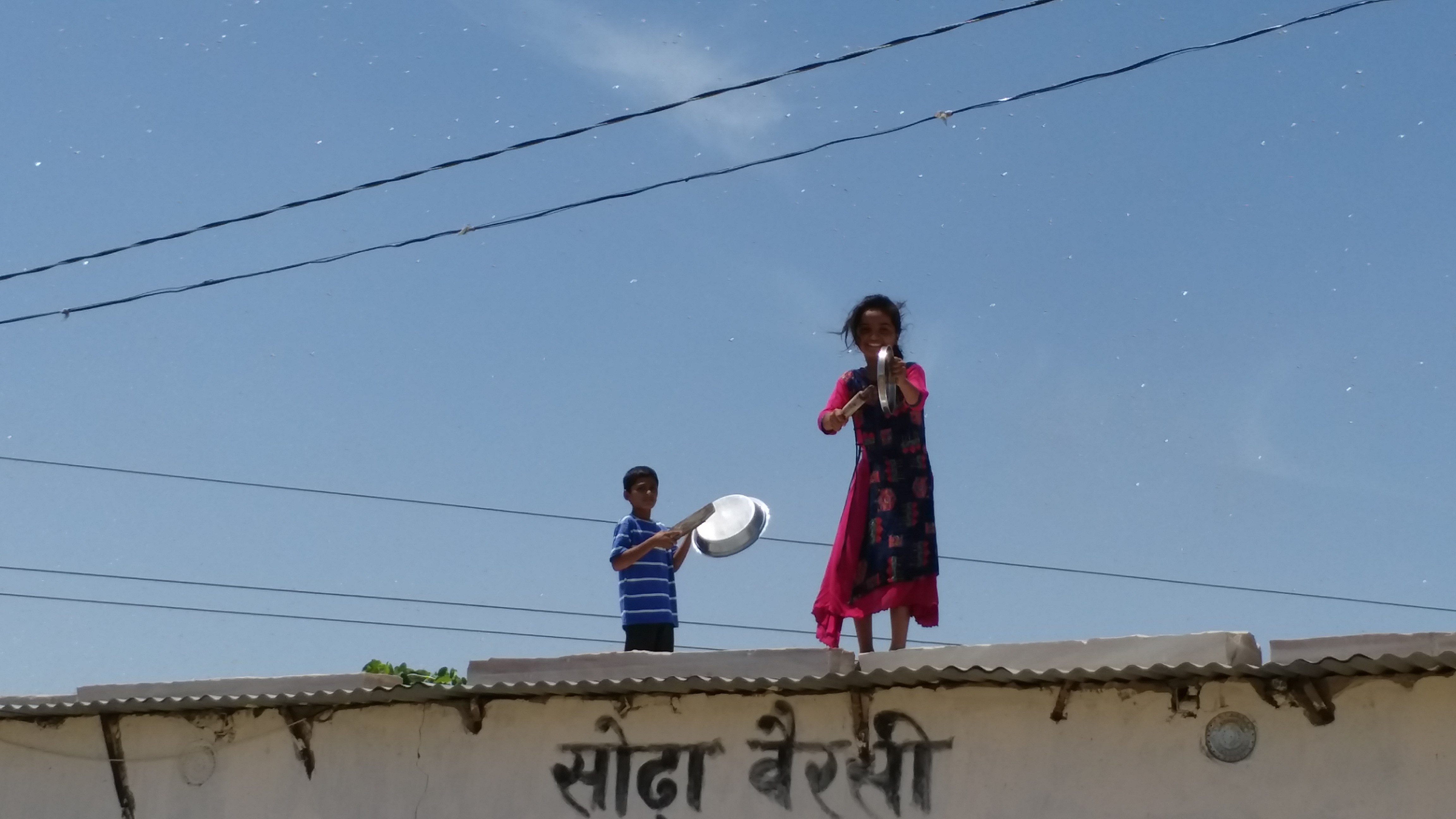 barmer news  eradicate locusts in barmer  बाड़मेर में टिड्डी अटैक  बाड़मेर की खबर  राजस्थान में टिड्डी अटैक