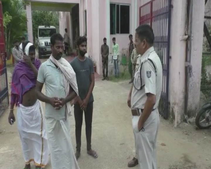 Showing a gun to a goat trader, Loot sixteen lakh rupees