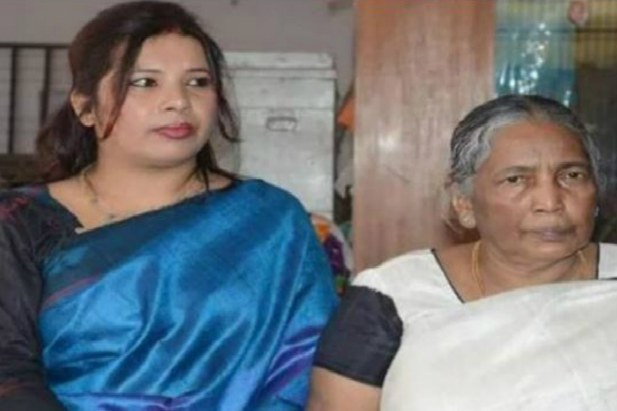 मनोरमा देवी (दाएं में) अपनी बहु प्रिया के साथ