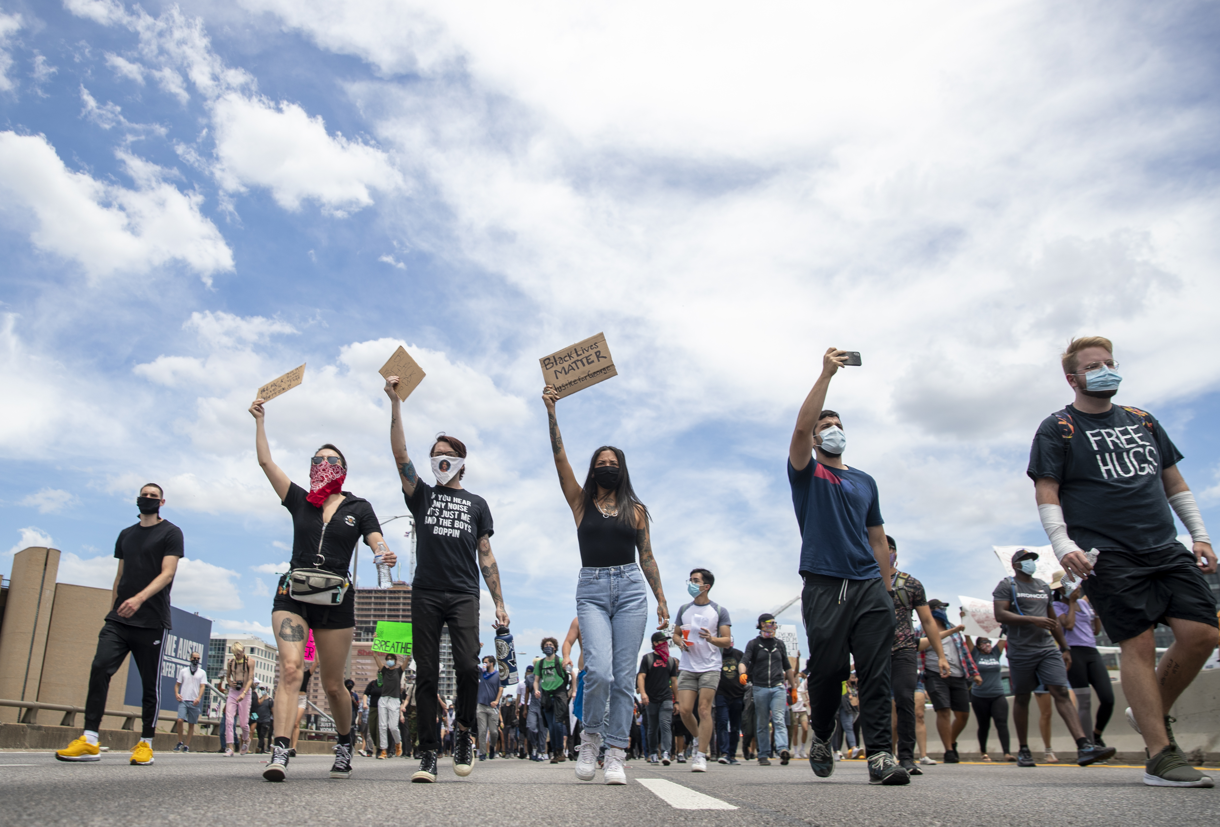 tear-gas-and-burning-cars-in-us-cities-after death of George Floyd