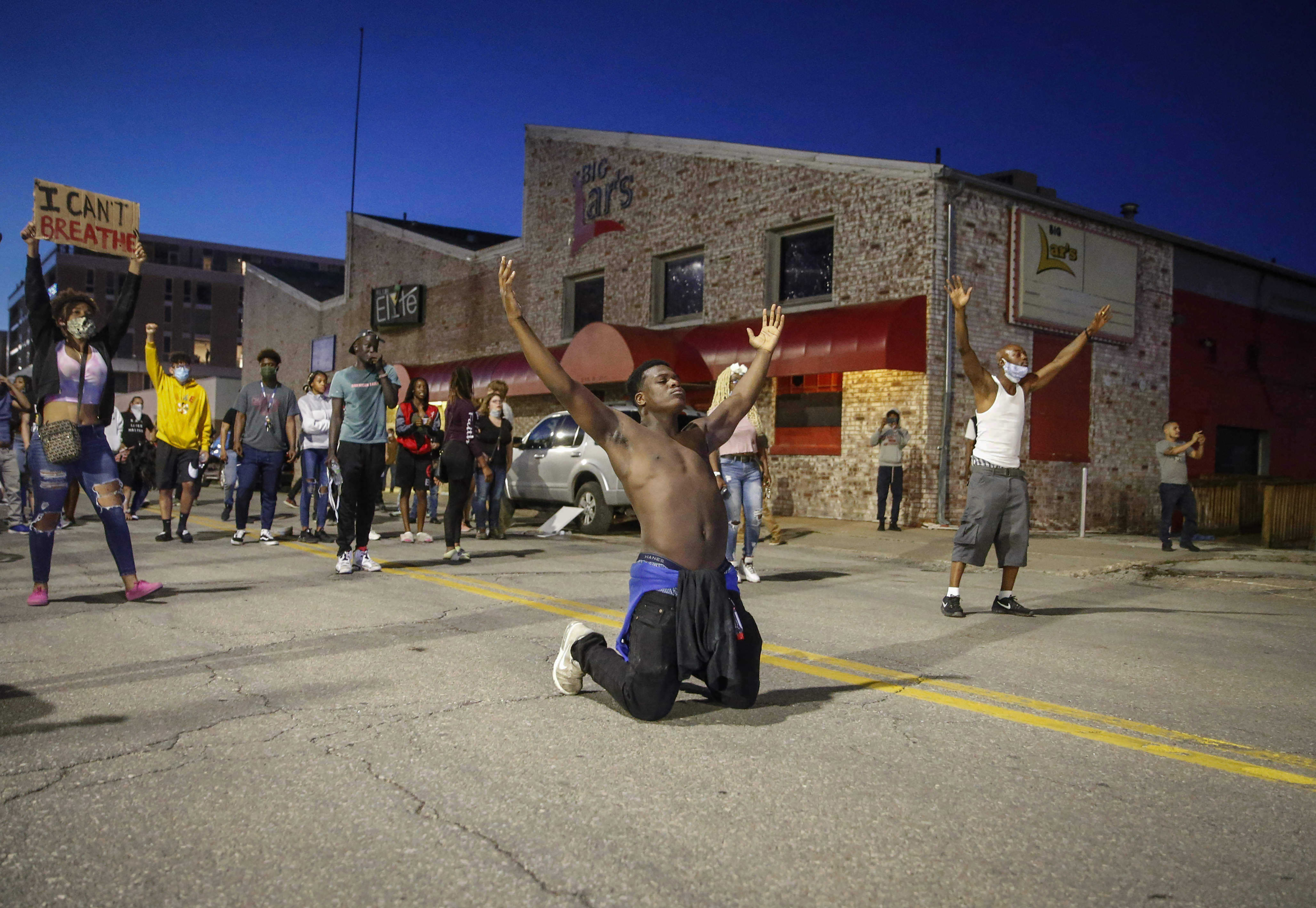 tear-gas-and-burning-cars-in-us-cities-after death of George Floyd