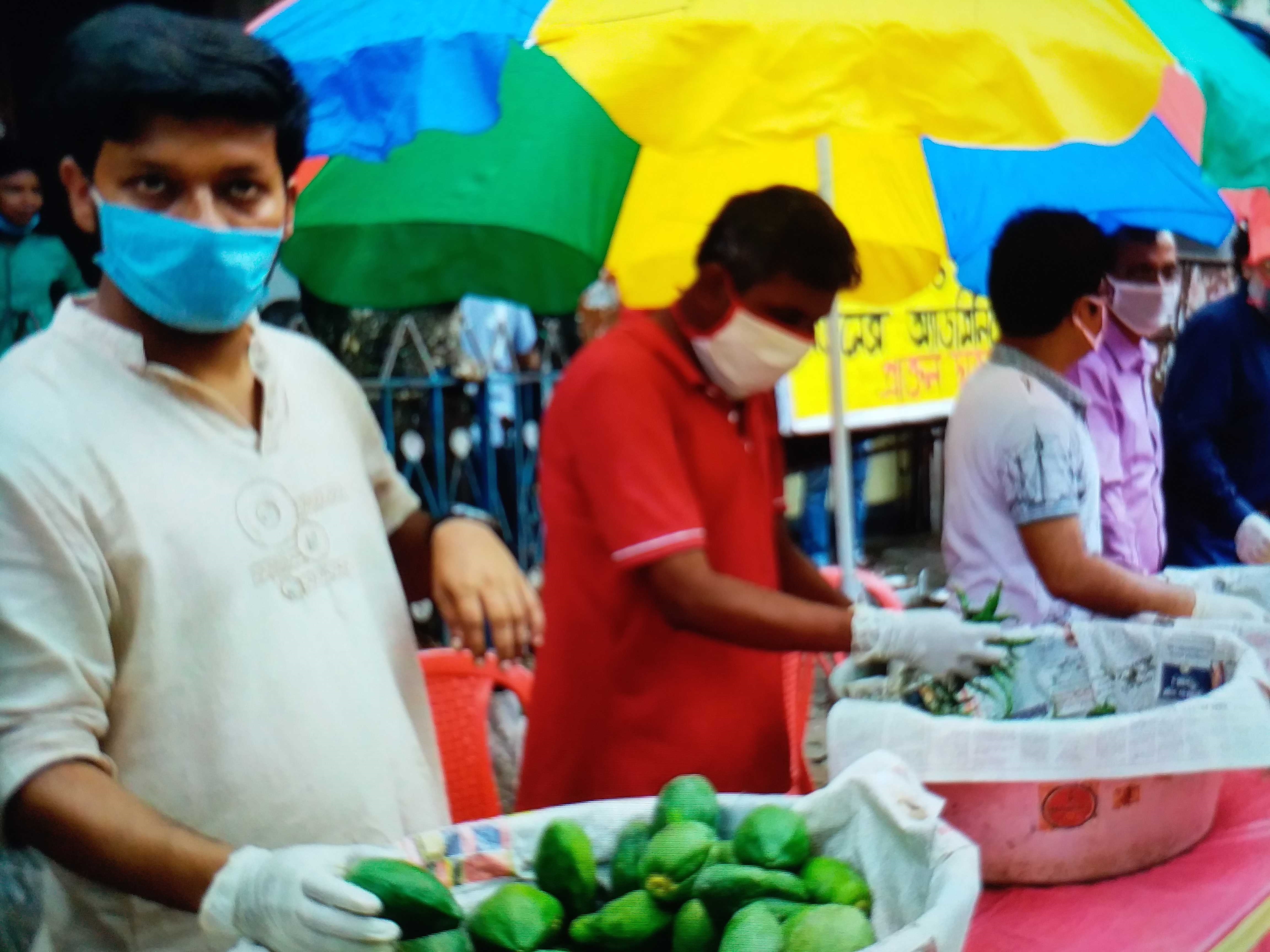 নিত্য প্রয়োজনীয় সামগ্রী বিলি