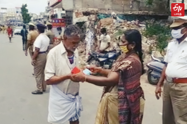 முதியவருக்கு கோட்டாட்சியர் முககவசம் வழங்கும் காட்சி